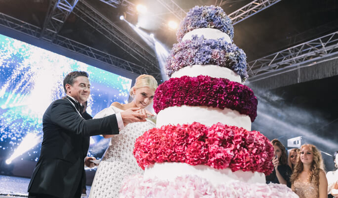 Свадебный торт с живыми цветами с градиентом
