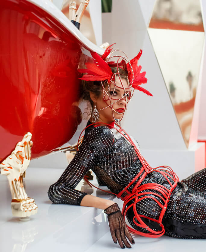 Красная ванна и хостес в необычном костюме