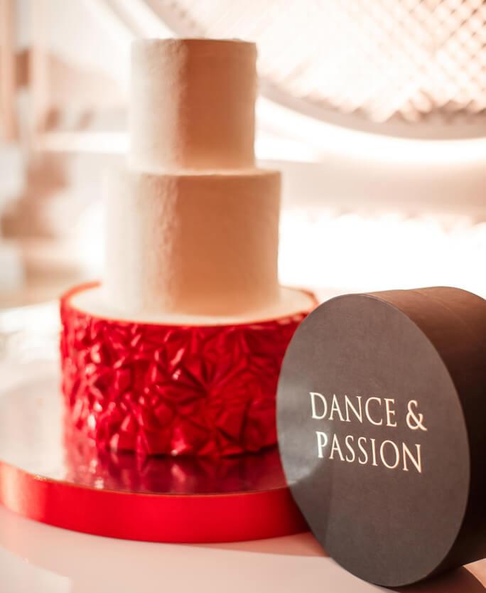 Красный, алый, геометричный торт с рубинами, кристалами, треугольниками, острыми гранями, ограненый