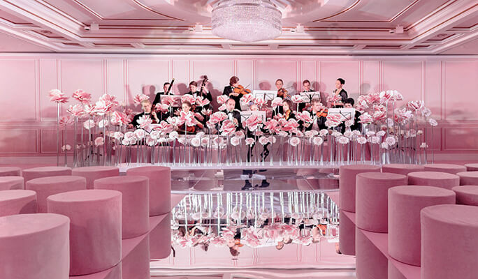 Оркестр в кустах в цветах на церемонии