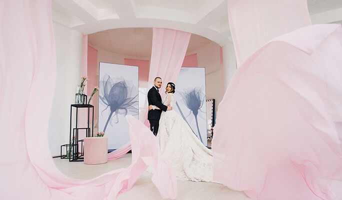 нежные фотографии на утро невесты фото с тканью, с полотнами, розовый черный