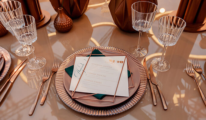 красивая сервировка стола на праздник или свадьбу, подбор сочетающихся аксессуаров